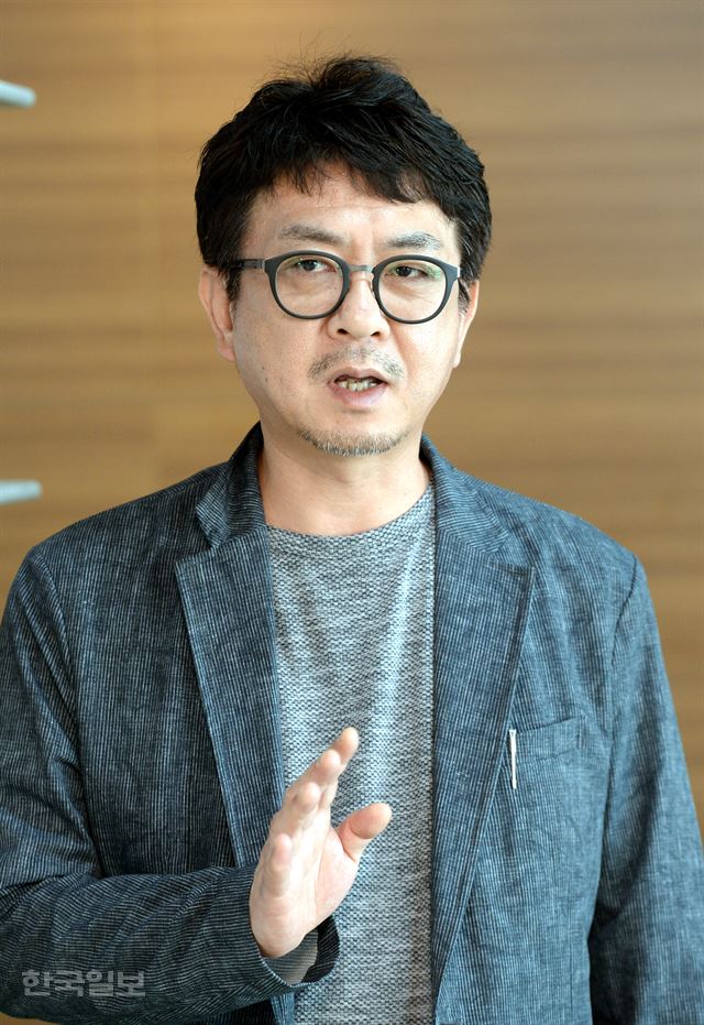 김형중 교수는 “‘몫 없는 자들’의 잃어버린 말을 회복하는 형식이 꼭 시나 소설일 필요는 없다. 어느 시대에나 말하고자 하는 바가 있고 그에 합당한 형식이 있다면 여전히 문학이 할 수 있는 게 있다고 생각한다”고 말했다. 홍인기기자 hongik@hankookilbo.com