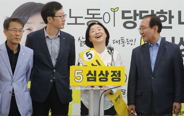 정의당 심상정 대선후보가 8일 오전 서울 여의도 국회에서 정권교체와 내 삶을 바꾸는 정치를 위해 지지를 호소하는 기자회견 전 밝게 웃고 있다. 연합뉴스