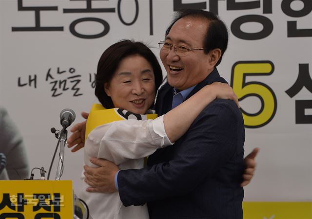 [저작권 한국일보] 정의당 심상정 대선후보가 8일 오전 서울 여의도 국회에서 열린 기자회견에 앞서 선거운동 기간 고생한 노회찬 원내대표와 포옹하고 있다. 류효진기자 /2017-05-08(한국일보)