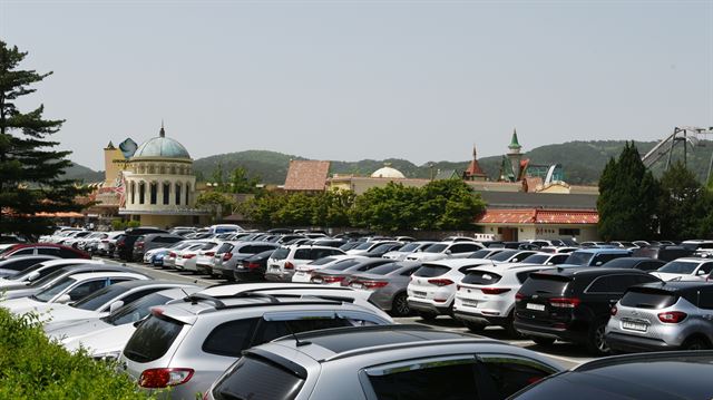 황금연휴 내내 차로 기득찬 보문단지 놀이공원 주차장