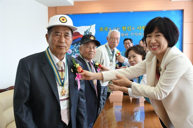 강윤진(오른쪽) 대전지방보훈청장이 8일 100세를 맞은 6ㆍ25 참전 국가 유공자 길창근(왼쪽) 옹에게 카네이션을 달아주고 있다. 대전지방보훈청 제공