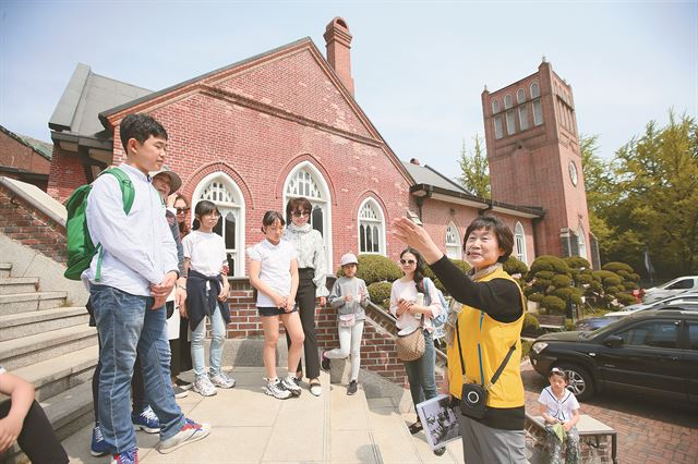 주민해설사 임예숙(오른쪽에서 두 번째)씨가 2일 서울시 중구 정동교회에서 정동의 근대문화유산에 대해 설명하고 있다. 중구청 제공