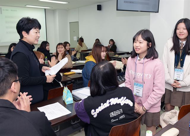 지난해 2학기 순천향대에서 열린 ‘일일 대학생 체험’에 참여한 인천지역 고교생들이 대학생 멘토와 대화를 하고 있다. 순천향대 제공