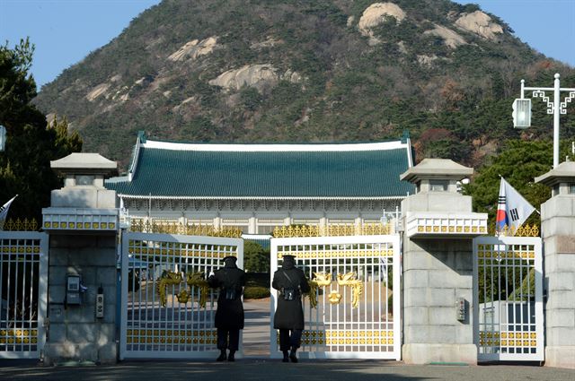 새 대통령 취임을 기다리는 청와대 정문 모습. /한국일보 자료사진