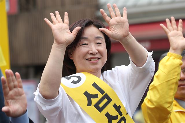 정의당 심상정 대선후보가 8일 오후 서울시 신촌 유플렉스 앞에서 열린 촛불시민과 함께하는 12시간 필리버스킹 유세에서 시민들에게 지지를 호소하며 관계자들과 율동을 함께 하고 있다. 연합뉴스