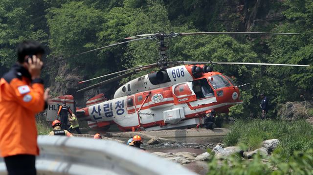 8일 오전 11시46분쯤 강원 삼척시 도계읍 고사리 도계농공단지 인근 하천에 산림청 헬기가 비상착륙 해 있다. 이 사고로 익산 항공관리소 소속 조병준(47) 정비사가 순직했다. 연합뉴스