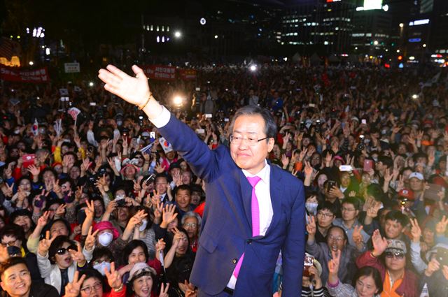 홍준표 자유한국당 대선 후보가 8일 오후 서울 중구 대한문 앞에서 시민들에게 지지를 호소하고 있다. 더팩트