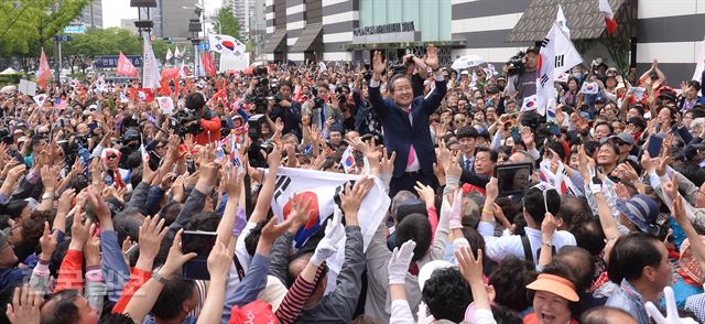 홍준표 자유한국당 대선 후보가 선거일을 하루 앞둔 8일 오후 대구 반월당역 인근에서 유세를 마친 후 지지자들 곁으로 다가와 만세를 들어 지지를 호소하고 있다. 배우한 기자