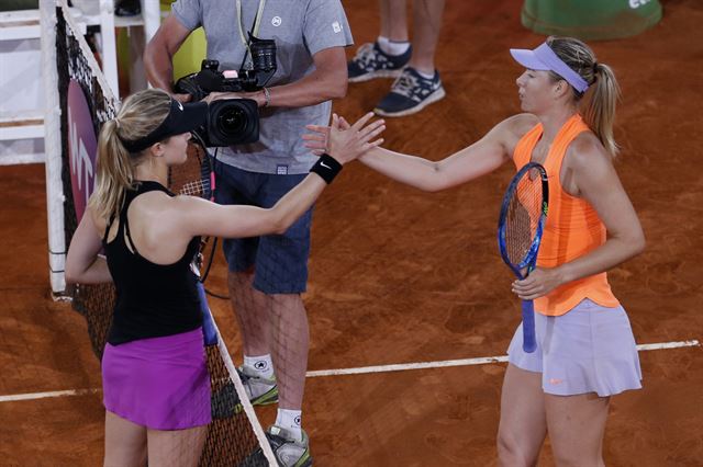 유지니 부샤드(왼쪽)가 9일 스페인 마드리드에서 열린 WTA 투어 무투아 마드리드오픈 단식 2회전에서 마리아 샤라포바를 꺾은 뒤 악수를 나누고 있다. 마드리드=AP 연합뉴스