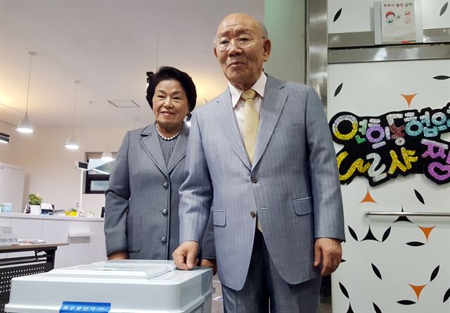 전두환 전 대통령과 부인 이순자 여사가 제19대 대통령 선거일인 9일 오전 서울 서대문구 연희동 주민센터에 마련된 제1투표소를 찾아 투표하고 있다. 뉴스1