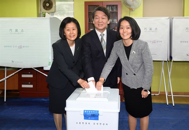 안철수 국민의당 대선후보와 부인 김미경씨, 딸 안설희씨가 9일 오전 서울 노원구 극동늘푸른아파트 경로당에 마련된 투표소에서 투표하고 있다. 뉴스1