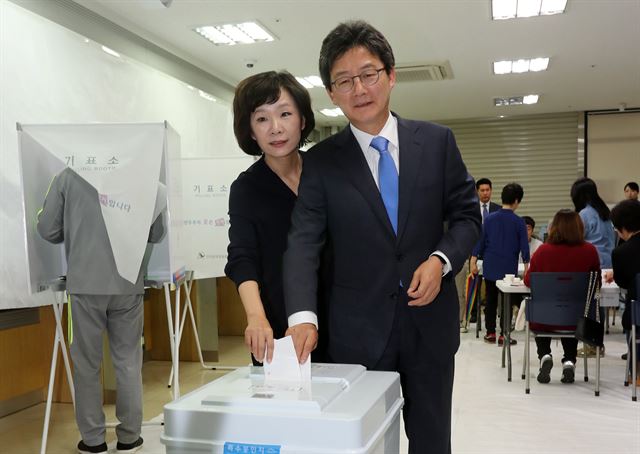 유승민 바른정당 대선후보와 부인 오선혜씨가 9일 오전 대구시 동구 반야월농협 용계지점에 마련된 투표소에서 투표하고 있다. 연합뉴스