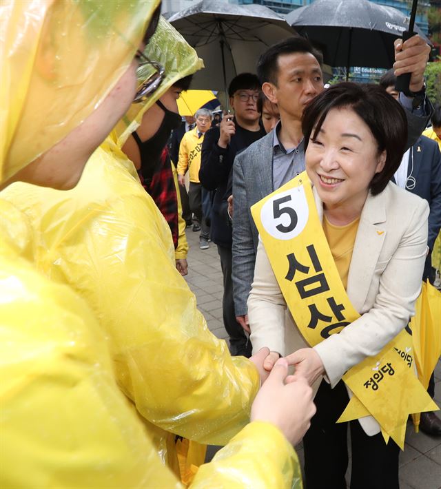 심상정 후보가 지난달 17일 오후 서울 구로구 구로디지털단지역 인근에서 제19대 대통령선거 출정식을 마친 뒤 선거운동 사무원을 격려하고 있다. 연합뉴스