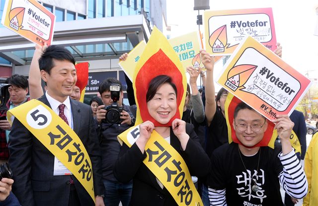 심상정 후보가 지난달 19일 오후 서울 신촌 현대백화점 인근 대학가 길거리에서 촛불 탈을 쓰고 유권자들에게 지지를 호소하고 했다. 배우한 기자