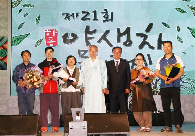 제21회 하동야생차문화축제 '올해의 좋은 차 품평회'에서 '올해의 좋은 차' 최고 자리에 오른 무애산방 이수운(왼쪽 첫 번째) 대표 등 올해의 좋은 차에 선정된 5개 제다업체가 윤상기(가운데) 하동군수와 기념찰영을 하고 있다. 하동군 제공