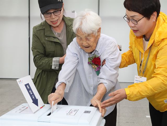 대통령 선거날인 9일 오전 올해 110세인 김소윤 할머니가 울산시 중구 병영새마을금고에 마련된 투표소에서 투표하고 있다. 연합뉴스