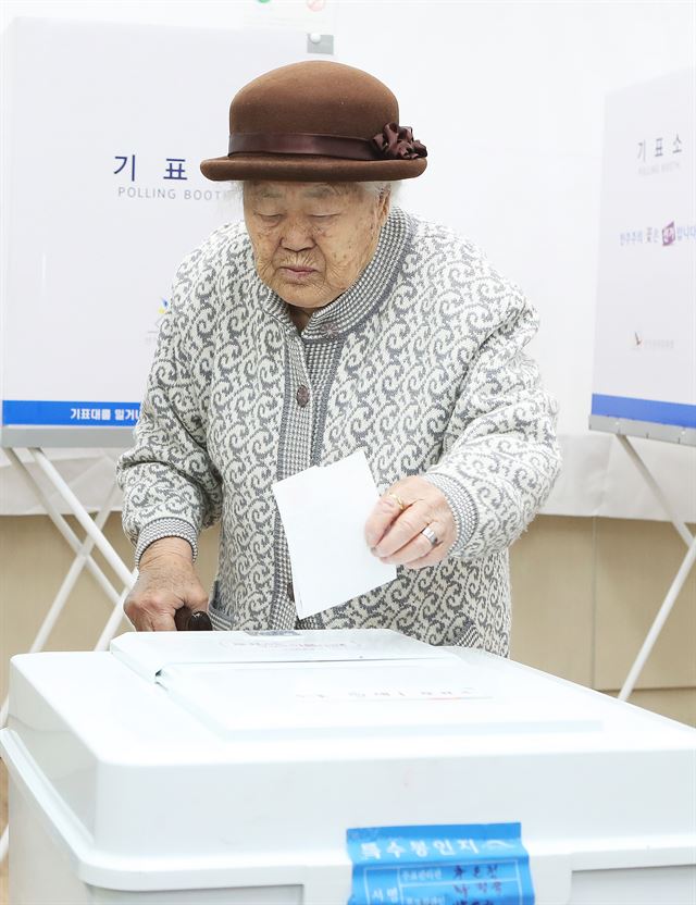 일본군 위안부 피해자인 이옥자 할머니가 9일 오전 경기 광주시 퇴촌면사무소에 마련된 투표소에서 투표하고 있다. 연합뉴스