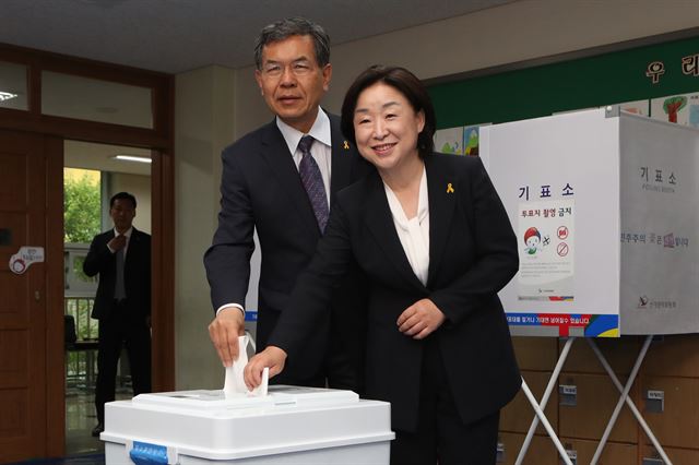 정의당 심상정 대선후보가 제19대 대통령선거일인 9일 경기도 고양시 신원초등학교에서 남편 이승배 씨와 함께 투표하고 있다. 고양=연합뉴스