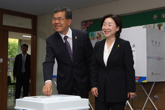 심상정 정의당 대선후보가 제19대 대통령 선거일인 9일 경기도 고양시 신원초등학교에서 남편 이승배 씨와 함께 투표한 뒤 활짝 미소 짓고 있다. 연합뉴스