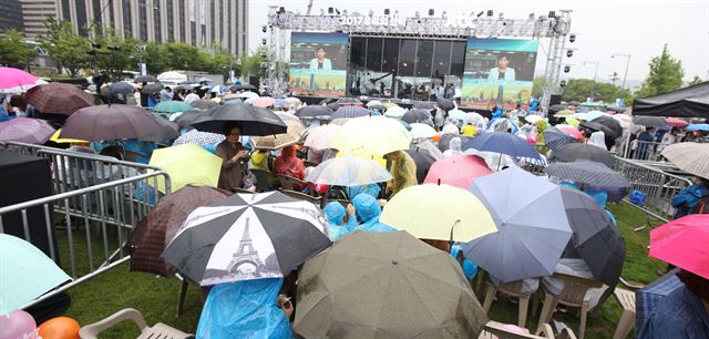 제19대 대통령 선거일인 9일 오후 개표방송 설치가 된 광화문 광장에 시민들이 모여 있다. 연합뉴스