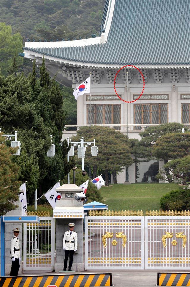 새 주인 기다리는 청와대 대통령 탄핵이라는 초유의 사태로 조기 대선이 치뤄진 9일 오후 대통령의 부재를 상징하며 봉황기가 내려져 있는 청와대 본관 앞 정문이 굳게 닫혀 있다. 20170509 청와대사진기자단