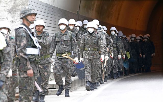 삼척 산불 발생 나흘째를 맞은 9일 오전 강원 삼척 도계읍 건의령 터널 일대에서 군 장병들이 진화 작업을 위해 화재현장으로 투입되고 있다. 2017.5.9 삼척=연합뉴스