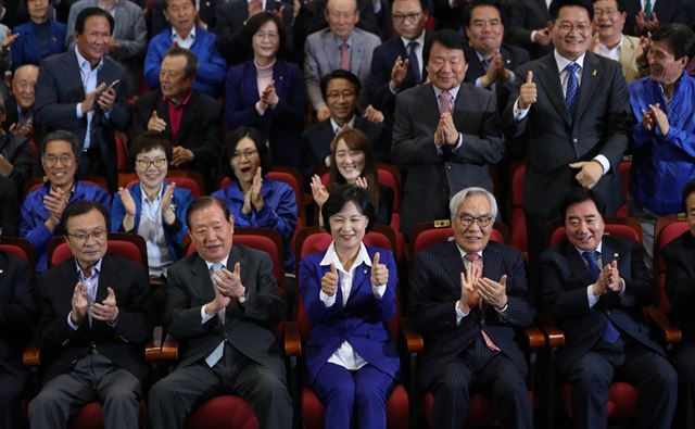 추미애 더불어민주당 대표(앞줄 가운데) 등 지도부가 9일 오후 서울 여의도 국회의원회관 대회의실에서 투표 종료와 함께 발표된 TV 방송사의 투표자 출구 조사결과 발표되자 환호하고 있다. 연합뉴스