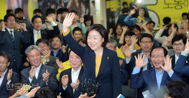 심상정 정의당 대선 후보가 9일 서울 여의도 정의당 개표선거상황실을 찾아 심상정을 연호 하는 당원들에게 손을 들어 인사 하고 있다. 신상순 선임 기자 ssshin@hankookilbo.com