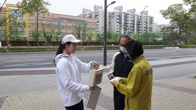 9일 새벽 6시, 한 출구조사원이 서울 강서구 마곡엠벨리6단지에 마련된 방화1동 제9투표소에서 유권자들에게 설문지 작성을 요청하고 있다. 김형준 기자