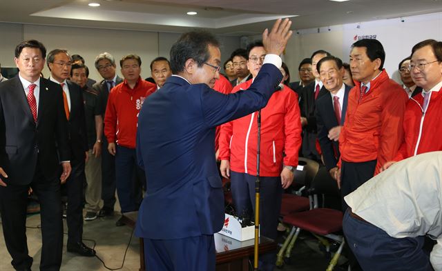 자유한국당 홍준표 대선후보가 9일 저녁 서울 여의도 당사 개표상황실을 방문해 당 지도부와 인사를 나누고 "출구조사 결과가 사실이면 당을 재건한 것에 만족한다"고 밝히고 상황실을 떠나고 있다. 연합뉴스