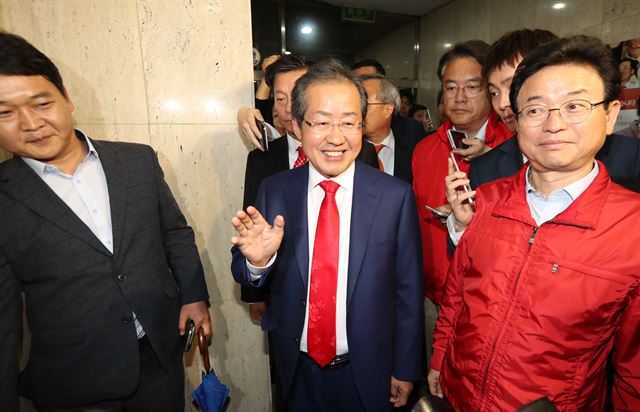 홍준표 자유한국당 대선 후보가 개표 결과 윤곽이 드러난 9일 오후 서울 여의도 당사에 도착해 당직자들과 인사하고 있다. 연합뉴스