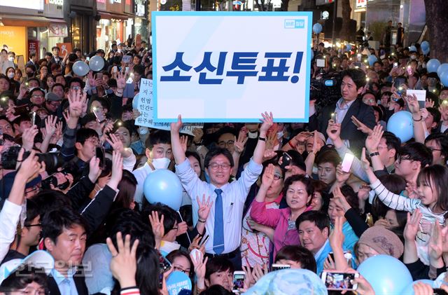 유승민 바른정당 대선 후보가 공식 선거운동 마지막날인 8일 서울 중구 명동에서 유세를 마치고 유권자들에게 지지를 호소하고 있다. 홍인기 기자