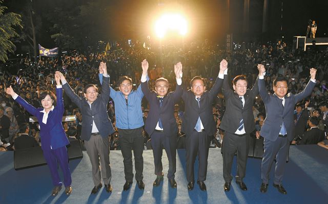 문재인 대통령 당선인(가운데)이 10일 오전 서울 종로구 세종로공원에서 열린 시민들과 함께하는 개표방송에서 지지자들을 향해 인사하고 있다.