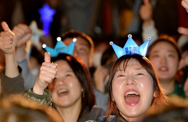 문재인 대통령 당선인이 10일 오전 서울 종로구 세종로공원에 나타나자 지지자들에게 환호하고 있다.