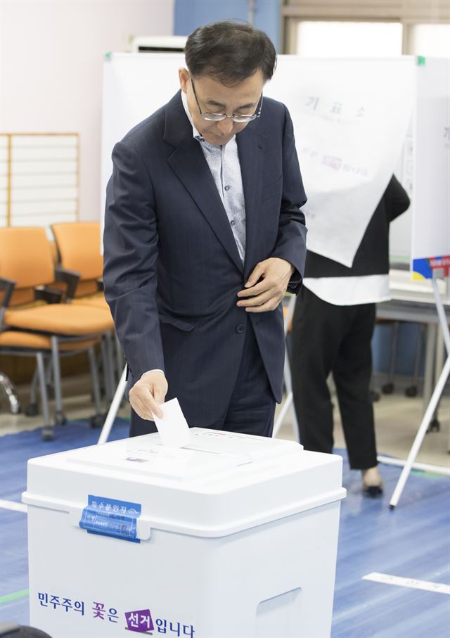 김수남 검찰총장이 9일 오전 서울 강남구 대곡초등학교에 마련된 대치2동 제4투표소에서 투표를 하고 있다. 연합뉴스