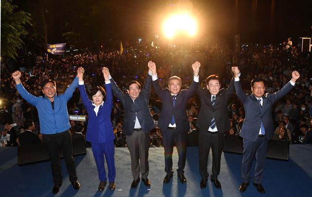 문재인 당시 대통령 당선인이 10일 오전 서울 종로구 세종로공원에서 열린 시민들과 함께하는 개표방송에서 지지자들을 향해 손을 들어 인사하고 있다. 왼쪽부터 안희정 충남지사, 박원순 서울시장, 추미애 더불어민주당 대표, 문재인 당선인, 최성 고양시장, 이재명 성남시장. 서재훈 기자