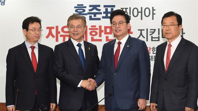 문재인 대통령이 10일 서울 여의도 자유한국당 당사를 방문해 정우택 원내대표와 악수하고 있다. 왼쪽부터 이철우 사무총장, 문 대통령, 정 원내대표, 이현재 정책위의장. 연합뉴스