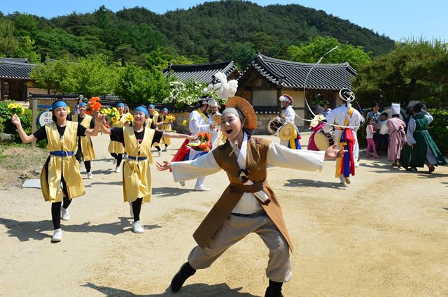 지난해 영주 선비문화축제에 선보인 마당놀이에서 단원들이 한바탕 어울림 공연을 펼치고 있다. 영주시 제공