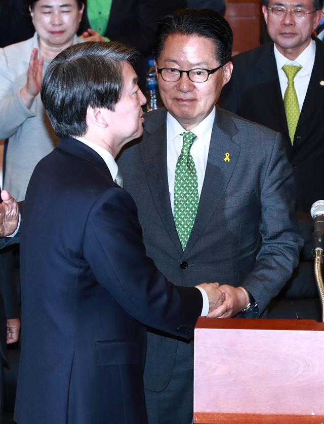 국민의당 안철수 대선후보가 9일 밤 서울 여의도 국회 헌정기념관에 마련된 국민의당 선대위 개표상황실에 도착해 박지원 중앙상임선대위원장의 격려를 받고 있다. 연합뉴스