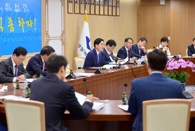 김장주(가운데) 경북도 행정부지사가 10일 도청에서 긴급 간부회의를 열고 새 정부 출범에 따른 대응책을 논의하고 있다. 경북도 제공