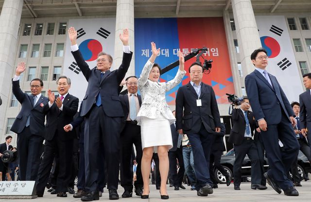 문재인 대통령과 영부인 김정숙 여사가 10일 서울 여의도 국회 로텐더홀에서 제19대 대통령 취임 선서식을 마치고 국회를 떠나며 환영하는 시민들에게 손을 들어 인사하고 있다. 고영권 기자