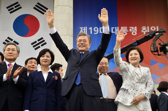 19대 대통령선거에서 당선된 문재인 대통령과 영부인 김정숙 여사가 10일 서울 여의도 국회 로텐더홀에서 제19대 대통령 취임식을 마치고 국회를 떠나며 환영하는 시민들에게 손을 들어 인사하고 있다. 2017.05.10 고영권기자