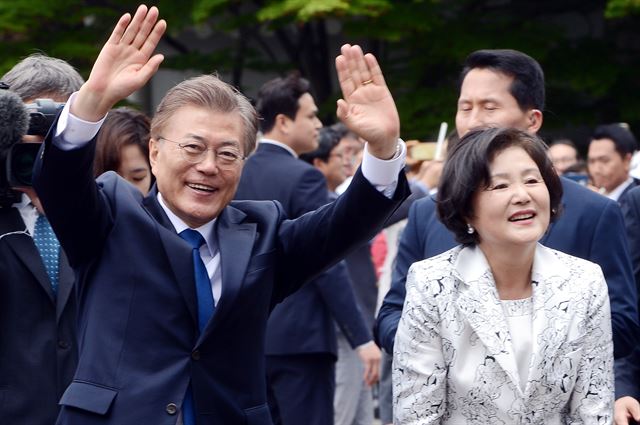 [저작권 한국일보] 10일 오후 청와대 분수대 앞에서 문재인 대통령과 김정숙 여사가 환영나온 청운 효자 통인동 주민들을 향해 인사하고 있다.20170510 고영권기자