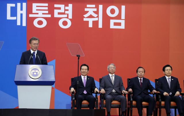 문재인 대통령이 10일 낮 국회 본청 로텐더홀에서 열린 취임선서 행사에서 '국민께 드리는 말씀'을 통해 "지금 제 머리는 통합과 공존의 새로운 세상을 열어갈 청사진으로 가득 차 있다"며 "역사와 국민 앞에 두렵지만 겸허한 마음으로 대한민국 19대 대통령으로서의 책임과 소명을 다할 것임을 천명한다"고 밝히고 있다. 왼쪽부터 문 대통령, 정세균 국회의장, 양승태 대법원장, 김이수 헌법재판소장 권한대행, 황교안 국무총리. 2017.5.10 오대근기자