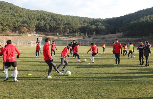 지난 겨울 경남 통영시를 찾은 한 축구 전지훈련팀이 훈련을 하고 있다. 경남도 제공