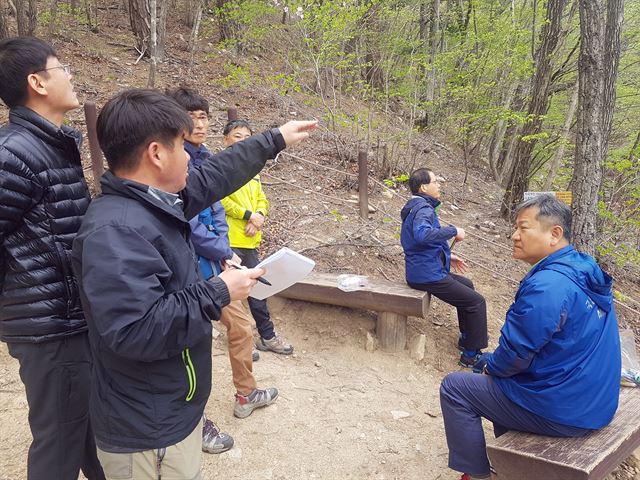 강원 양양군이 설악산 오색케이블카 문화재현상 변경안 부결이 잘못됐다며 제기한 행정심판에 대한 현지증거조사에 나선 중앙행정심판위원회 관계자들이 지난달 27일 설악산을 찾아 케이블카 노선 예정지를 둘러보고 있다. 연합뉴스