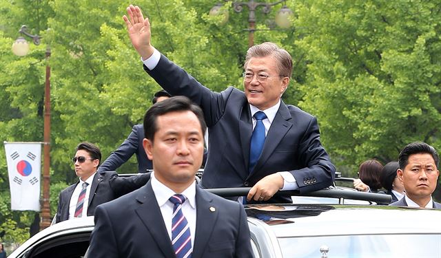 국회에서 취임식을 마친 문재인 대통령이 10일 오후 서울 여의도 국회대로를 지나며 시민들을 향해 손을 흔들고 있다. 뉴스1