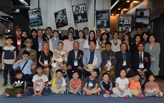 11일 오후 서울 마포구 상암동 한국영상자료원에서 열린 영화 ‘푸른하늘 은하수’ 상영회를 보기 위해 관객들이 모였다. 이날 상영회에는 1981년 심장병을 앓고 있던 양형도 어린이 사연을 세상에 알린 임철순(둘쨰줄 오른쪽 첫번째) 전 한국일보 주필, 당시 수술 집도의였던 박영관(둘째줄 오른쪽 다섯번째) 우촌심뇌혈관연구재단 회장, 영화를 연출한 변장호(둘째줄 왼쪽 두 번째) 감독 등 후원자들과 심장병 수술 어린이들이 참석했다. 신상순 선임기자ssshin@hankookilbo.com