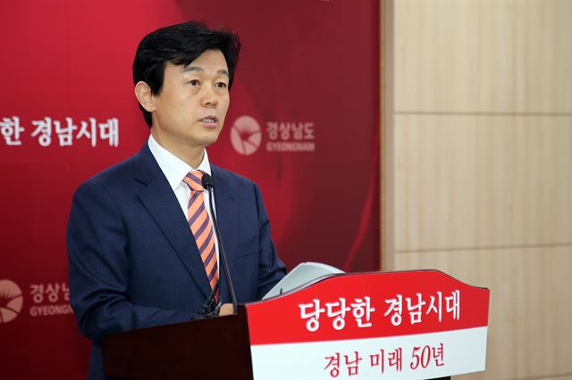 조규일 경남도 서부부지사가 11일 남부내륙철도 건설사업을 민간과 정부의 공동투자방식으로 추진하겠다는 내용의 브리핑을 하고 있다. 경남도 제공