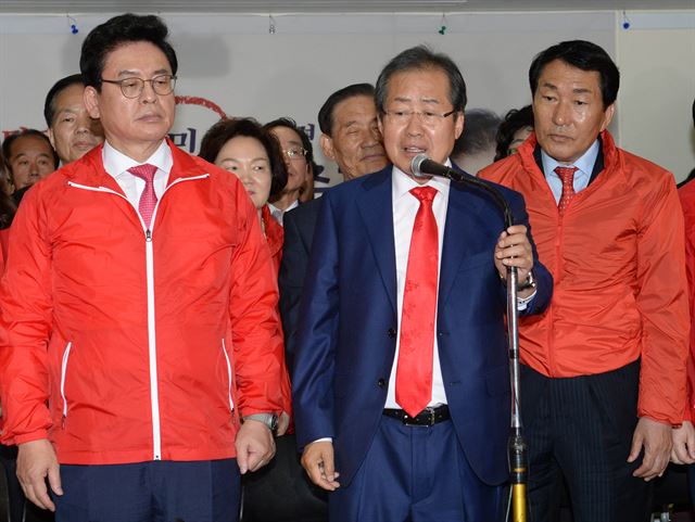 홍준표 자유한국당 대선 후보가 9일 개표 결과의 윤곽이 나오자 한국당 상황실을 방문해 낙선 소감을 말하고 있다. 오대근 기자